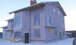 Недобудовані об’єкти законсервовують, аби захистити від снігу та морозу. Будівельні матеріали й інструменти зберігають у добре провітрюваних приміщеннях