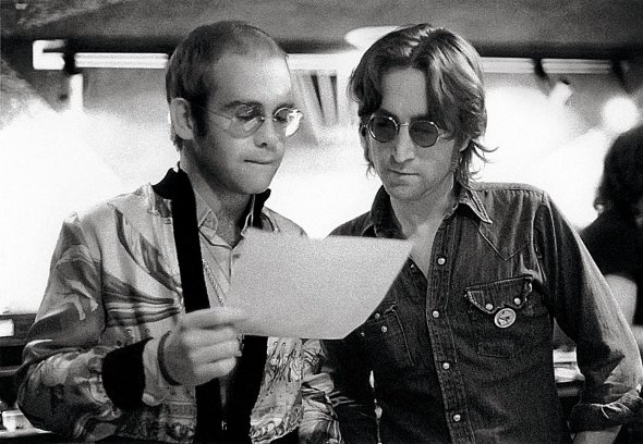 Рок-музикант і засновник The Beatles Джон Леннон і співак Елтон Джон готуються до виступу у нью-йоркському залі Madison Square Garden 28 листопада 1974-го. Разом виконали три пісні. Наступного року Елтон Джон став хрещеним батьком Шона – сина Джона Леннона та Йоко Оно