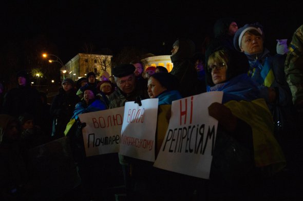 В День Достоинства на Майдане Независимости провели народное вече. Призывали остановить капитуляции.