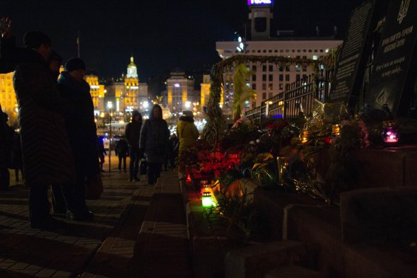 21 листопада люди запалювали свічки та покладали квіти на Алеї Героїв Небесної Сотні. 