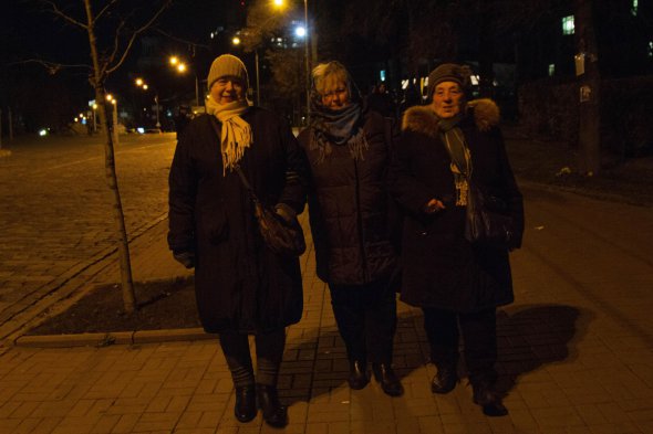 Женщины вышли на День Достоинства, чтобы почтить память павших воинов и помолиться за Украину.