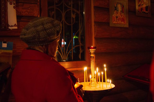 21 листопада люди йшли до храму архистратига Михаїла, щоб помолитися за Україну та полеглих воїнів.
