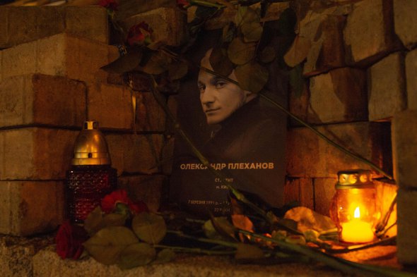  В День Гідності 21 листопада покладали квіти на Алеї Героїв Небесної Сотні в Києві.
