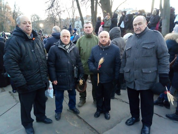 Микола Матіюк прийшов на вшанування жертв Голодомору з друзями. 