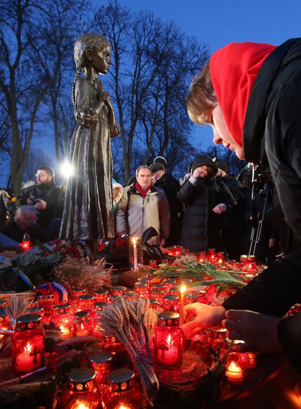Представники усіх областей України поклали вінки та свічки до пам'ятника дівчинки з колосками. 