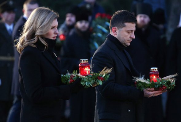 Зеленский возложили венки и свечи к памятнику девочки с 5 колосками.