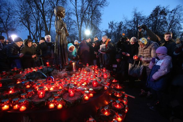 Свічки та колоски покладали до пам'ятника дівчинки з 5 колосками, який є головним символом Голодомору. 