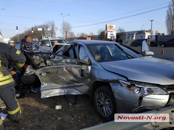 На виїзді з Києва зіткнулися легковий автомобіль Toyota Camry і мікроавтобус Volkswagen. Постраждали 3 дорослих і дитина