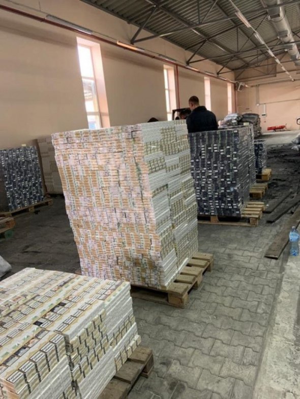Митники виявили 62 800 пачок сигарет українського виробництва на 2,7 млн грн.