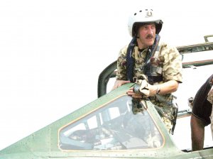 Володимир Пилипенко виходить із літака СУ-25 під час служби в білоруському місті Пружани 1990 року
