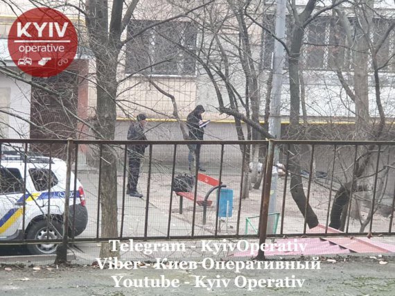 У Києві  біля багатоповерхівки знайшли мертвим напівголого чоловіка