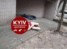 В Киеве возле многоэтажки нашли мертвым полуголого мужчину