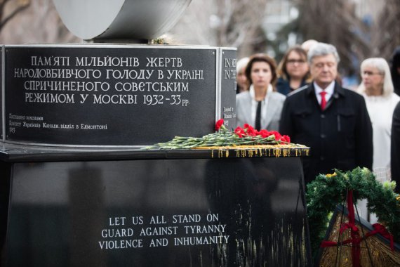 Порошенко почтил память жертв Голодомора в канадском городе Эдмонтон. Фото: eurosolidarity.org
