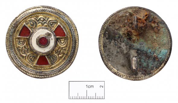 Прикраси, знайдені в похованні знатної англосаксонської жінки
