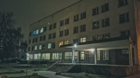 Біля дитячої лікарні в  Києві  помер чоловік