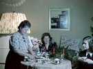 Берлинские женщины готовятся к Рождеству. Пора выпить кофе