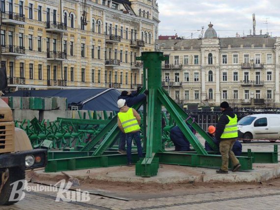 В Киеве готовятся к установке елки