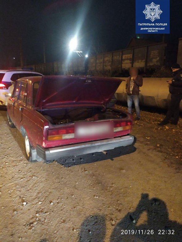 У Дніпрі   троє невідомих  побили чоловіка, кинули в багажник автомобіля  «ВАЗ 2105» та  втекли