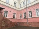 На лестнице СОШ №4 в Черновцах повесился работник