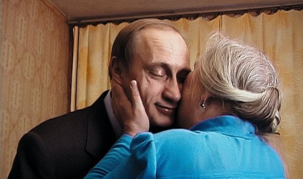 Учителька Володимира Путіна Віра Гулевич цілує президента Росії. Заїхав до неї додому в перший рік правління. Епізод із відвідин мав увійти в пропагандистський фільм