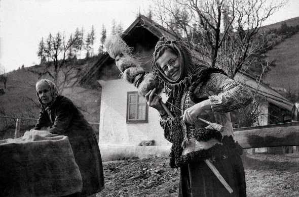 Художниця Параска Плитка-Горицвіт (праворуч) попросила зняти її з веретеном. Наприкінці 1950-х працювала в лісництві