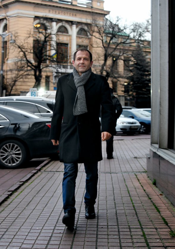 Володимир БАЛУХ, 48 років, фермер, політв’язень Кремля. Народився 8 лютого 1971 року в селі Серебрянка Роздольненського району в Криму. Батько працював водієм, мати – на фермі в колгоспі. Закінчив Кримський аграрний державний університет. Працював інженером з водопостачання, завгаром. В інституті ”Плодмашпроект” завідував дослідницькою лабораторією. Був фермером – вирощував пшеницю й ячмінь. Двічі – 2006-го та 2010 року – балотувався до Верховної Ради Криму від Конгресу українських націоналістів. Вибори програв. У грудні 2013-го вивісив український прапор над своїм будинком. Після анексії Криму відмовився від російського громадянства. Наступного року отримав три адміністративні арешти – 10 діб в ізоляторі за ”непокору поліції”. У травні 2015-го звинуватили в крадіжці коробок передач від трактора, в листопаді – легкового автомобіля. Співробітники ФСБ вилучили український паспорт і зірвали з будинку синьо-жовтий прапор. 2016 року після обшуку ФСБ заявила, що на горищі будинку знайшли набої та тротилові шашки. Засудили до трьох років і семи місяців колонії-поселення зі штрафом 10 тисяч рублів – 3,8 тисячі гривень. Також порушена кримінальна справа про ”дезорганізацію діяльності ізолятора тимчасового тримання”. Сукупне покарання становило чотири роки та 11 місяців у колонії загального режиму. 19 березня 2018-го оголосив сухе голодування. Після місяця повної відмови від їжі почав уживати на день дві склянки вівсяного киселю, 50 грамів сухарів, чай. Голодував понад 200 днів. У лютому 2019-го з колонії №2 в Керчі етапували до виправної колонії №4 міста Торжок Тверської області Росії. 7 вересня звільнений у рамках обміну між Україною і Росією. Подобається поезія Ліни Костенко. З книжок найбільше вразив роман Семена Скляренка ”Володимир”. Любить коней, футбол. Мріє навчитися ковальства. Розлучений. Син 27-річний Павло працює технологом на винному заводі. Має онука. Живе в Києві