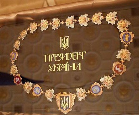 Знак президента содержит изображение 6 древних гербов