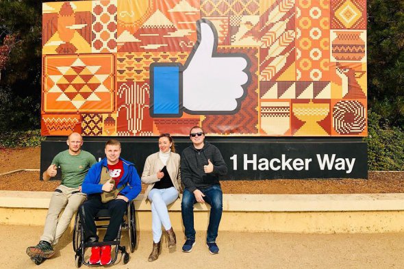 Першу роботу без досвіду знайти важко,  спочатку проходив майже безоплатну практику в одній з впливових маркетингових компаній