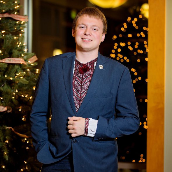 Зарплата від 60 до 120 тисяч доларів на рік, цього достатньо для однієї людина, але мінімум для родини