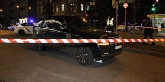 В Киеве неизвестные обстреляли черный Range Rover. За рулем авто был бизнесмен и депутат Киевского облсовета Вячеслав Соболев. Его сын 3-летний Александр - погиб