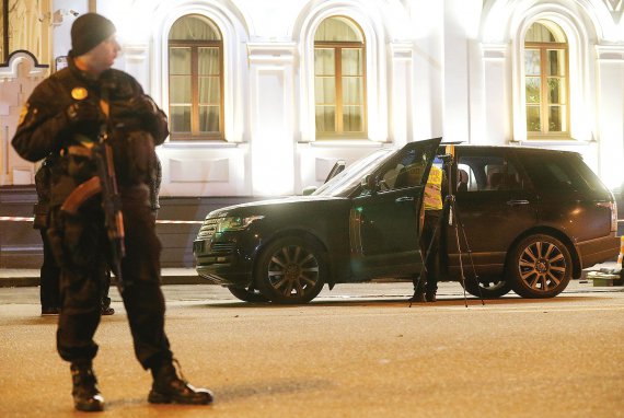 Машину депутата Київської обласної ради В’ячеслава Соболєва обстріляли, коли їхав із родиною з ресторану. Напад стався в центрі столиці близько п’ятої вечора