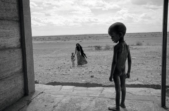 Виснажений від голоду хлопчик стоїть серед пустелі в ефіопському регіоні Огаден, 2000 рік