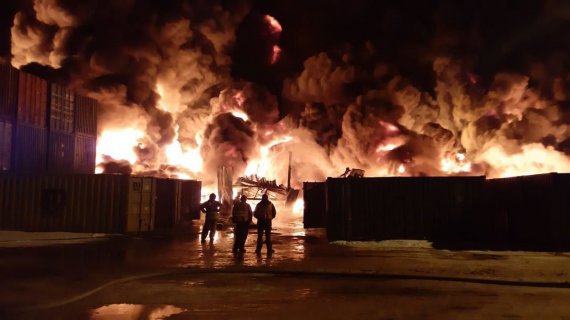 В российском городе Санкт-Петербург горят складские помещениях таможни