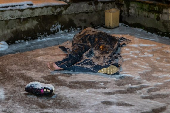 Возле дома №50 на Набережной Победы в Днепре обнаружили тело женщины. Покончила с собой или выпала по неосторожности - установит следствие