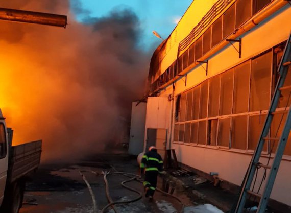 В Полтаве произошел пожар производственных помещений на площади более 1,5 кв. км.