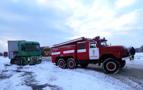 На Полтавщине из снежного плена вытащили 12 грузовиков в сутки