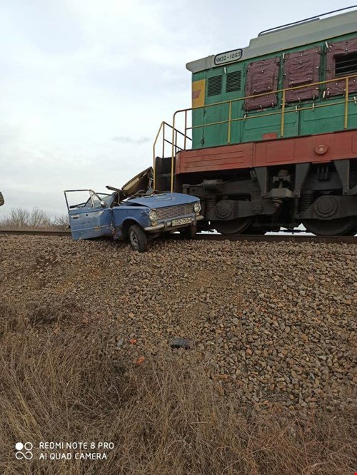 Нa Кіpовогpaдщині легковик влетів під локомотив. Водій авто загинув, пасажир - у лікарні