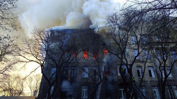 У будівлі Одеського коледжу економіки, права та готельно-ресторанного бізнесу виникла пожежа