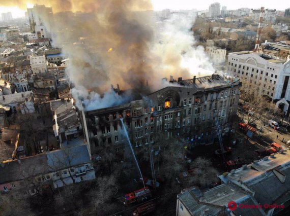 В здании Одесского колледжа экономики, права и гостинично-ресторанного бизнеса на улице Троицкой, 25 возник пожар