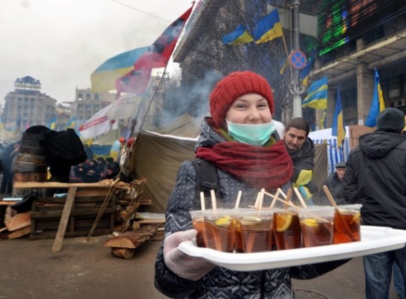Волонтеры на Майдане раздавали протестующим бутерброды и чай