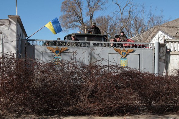 В 2014-м році кримчани перекидали їжу українським військовим, яких заблокували в частинах росіяни