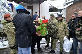 Волонтери допомагають українським військовим на Донбасі 
