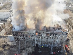 Одеський коледж економіки, права та готельно-ресторанного бізнесу спалахнув удень 4 грудня. Про займання ніхто не сповістив. Люди рятувалися, вистрибуючи з вікон шестиповерхової будівлі