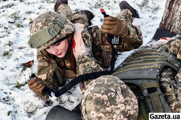 Медик 80 ОДШБр Мария Власюк демонстрирует как накладывать жгут в "красной" зоне