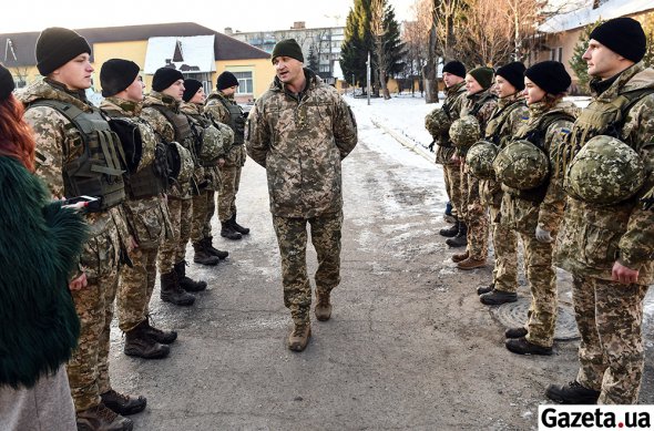 Лейтенант Иван Вернигора проводит инструктаж для "новобранцев"