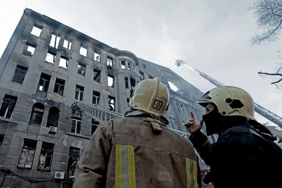 Кількість потерпілих унаслідок пожежі в Одеському коледжі зросла   до 32. Рятувальники розбирають завали в будівлі та шукають зниклих