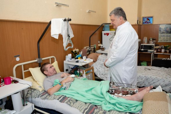 Экс-президент Петр Порошенко посетил военнослужащих, проходящих лечение в Главном военном клиническом госпитале