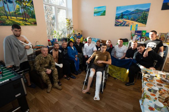 Екс-президент Петро Порошенко відвідав військовослужбовців, які проходять лікування у Головному військовому клінічному госпіталі