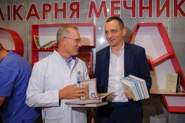 Нові книги для обласної лікарні Мечникова в Дніпрі