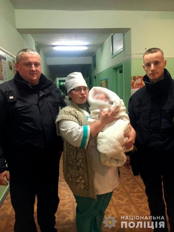В Голой Пристани Херсонской мать бросила на морозе в коляске 6-месячную дочь